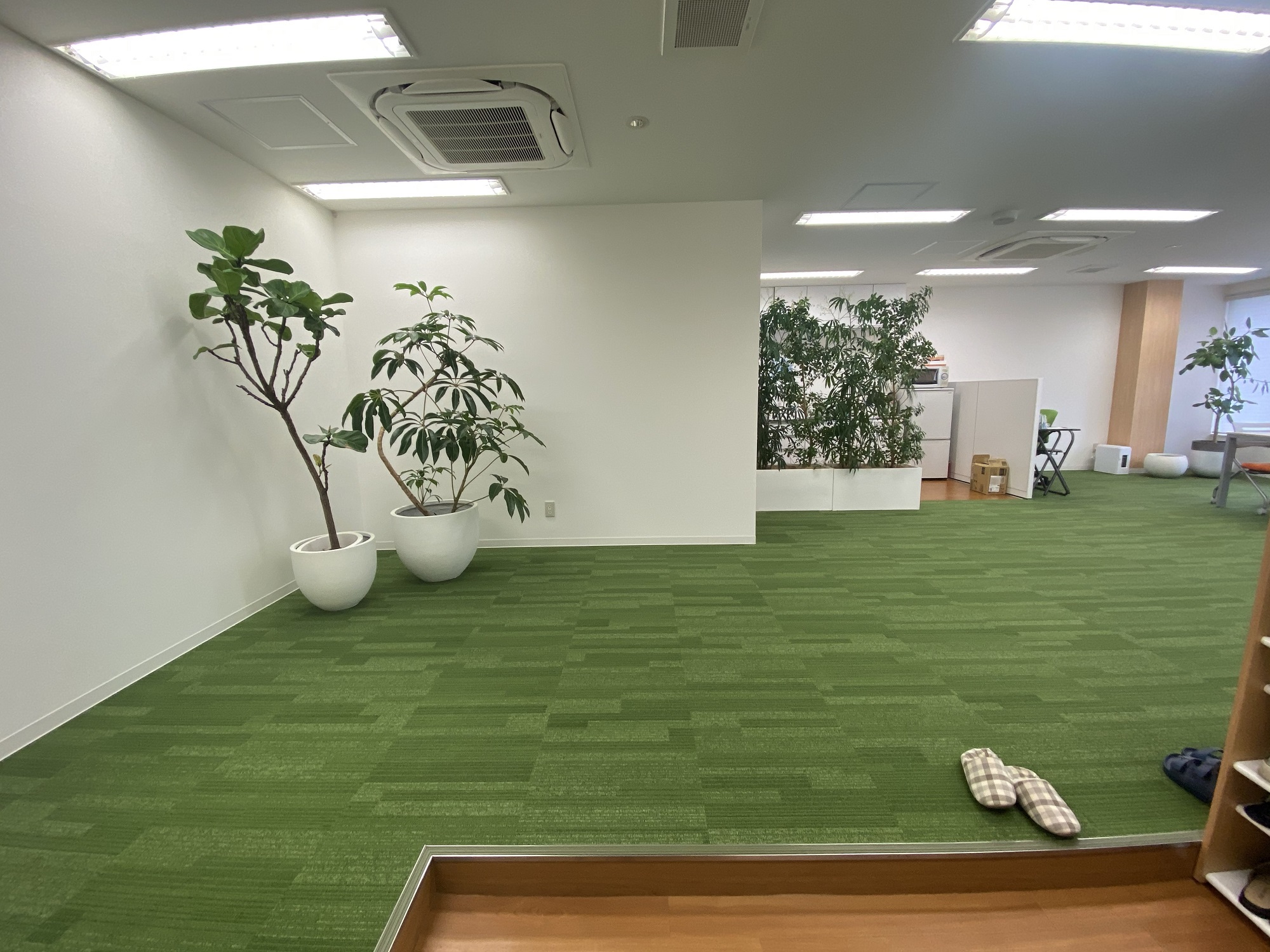 芝生のようなタイルカーペットを使った空間デザイン