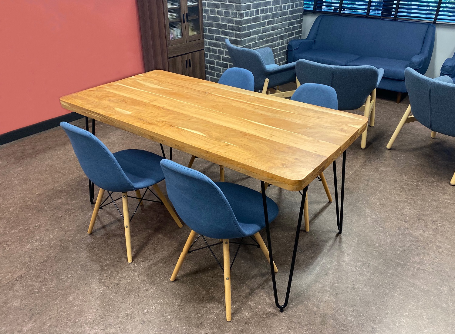 青の椅子が印象的なテーブル席