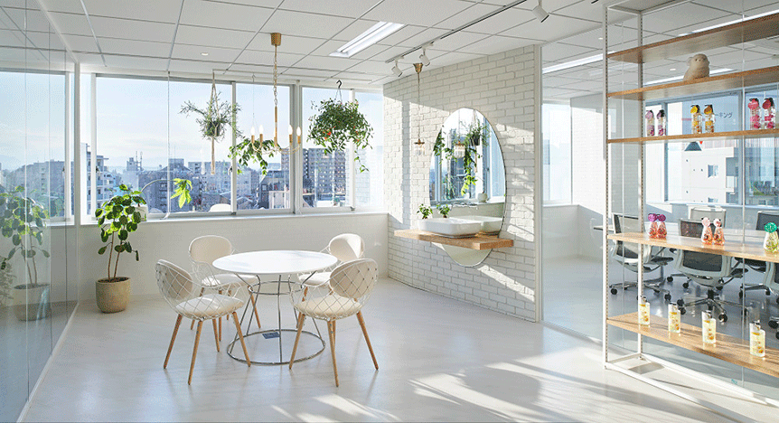 ガラスと光とグリーンと…心までオープンになるオフィスデザイン事例