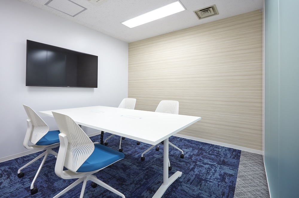白とブルーを基調としたデザイン性の高い会議室