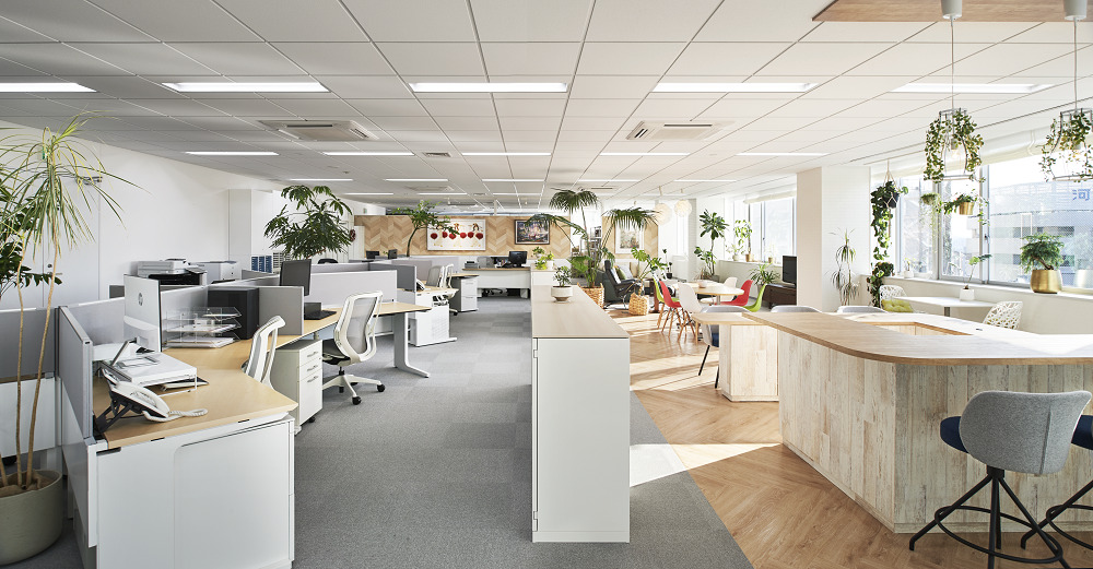 【オフィスデザイン事例から学ぶ】オフィスっぽくない空間の作り方