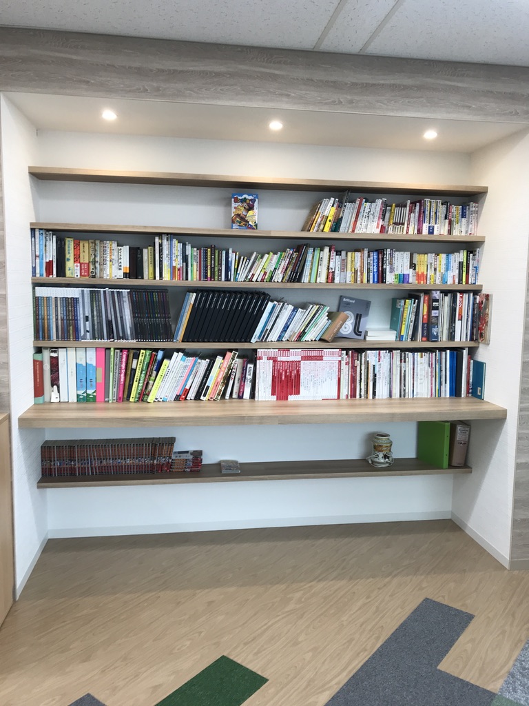 書籍の保管も空間のアクセントに。オフィスに映える本棚