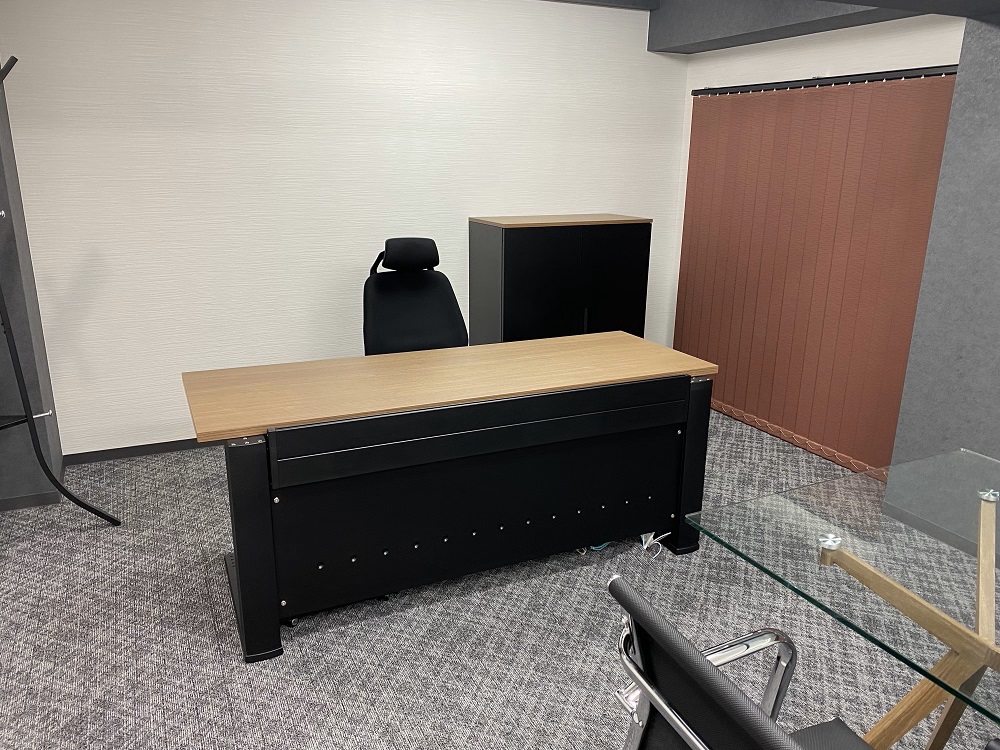 社長用家具は「PLUS」で揃え統一感のあるオフィスデザインに