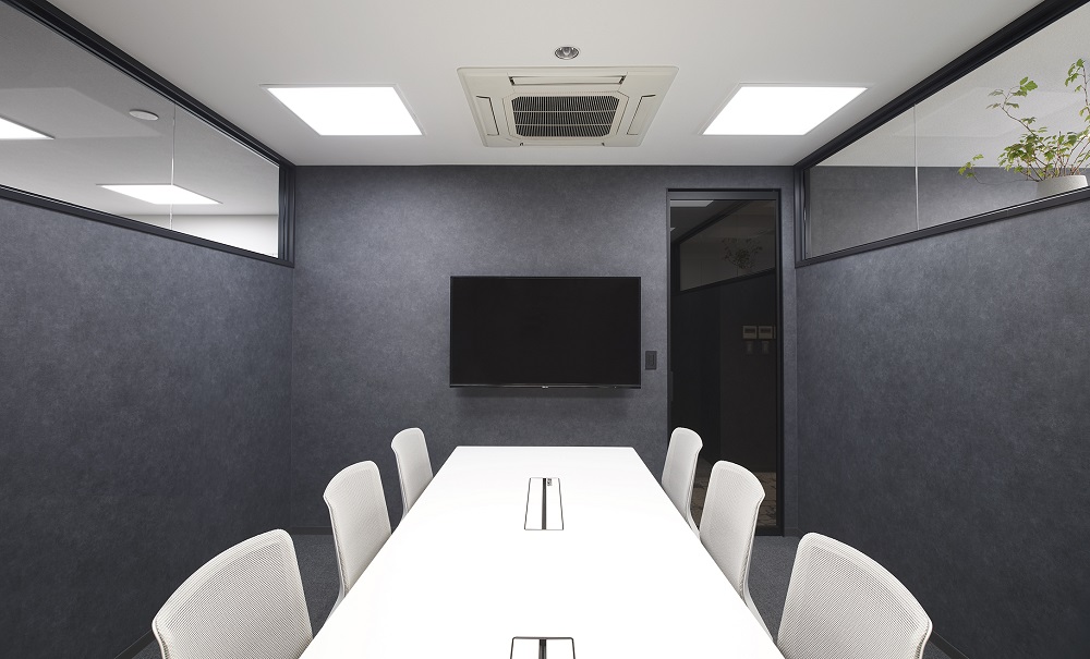 ブラックの壁面とホワイト家具のコントラストが魅力の会議室