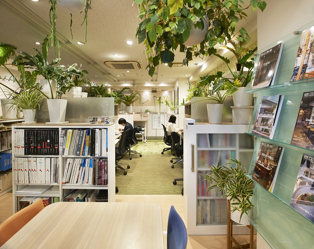 壁面や床もグリーンに包まれた優しいオフィス空間