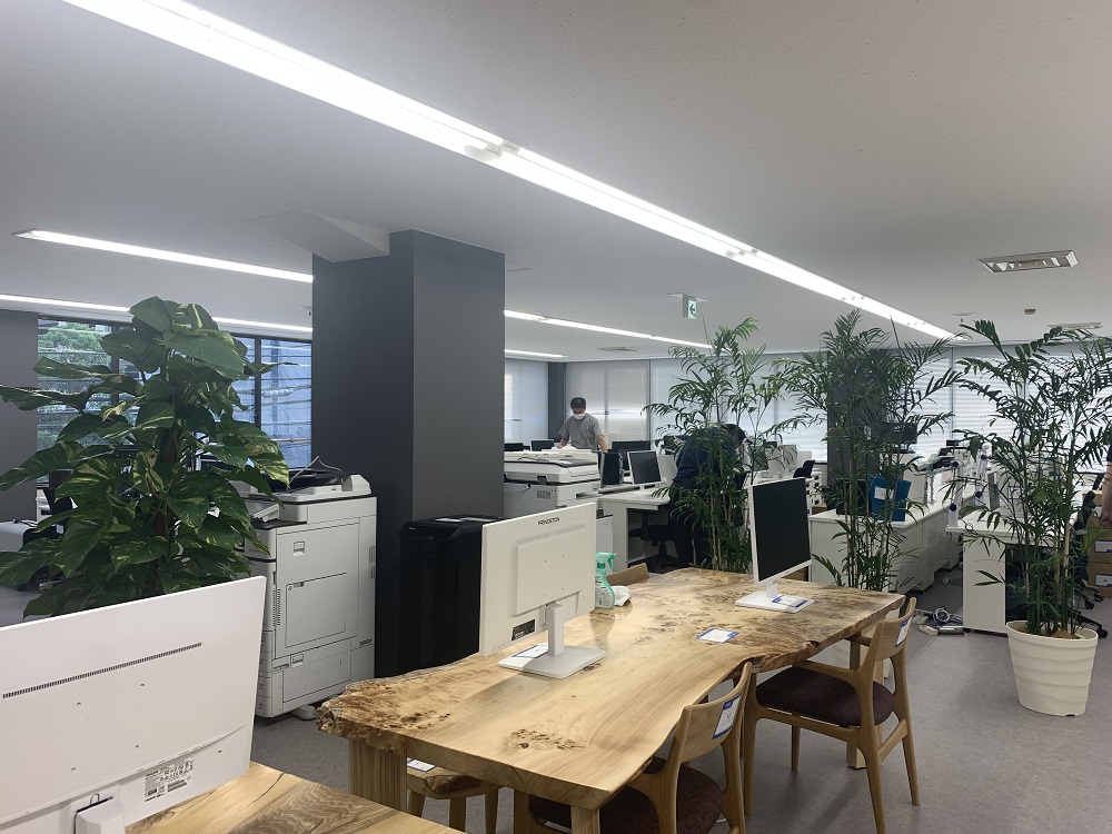 木目からモルタル調の変更でオフィスの雰囲気を一新