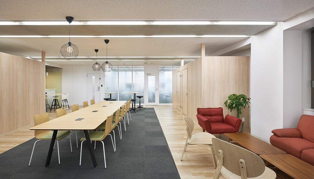 自然光とガラスのグラデーションが調和した、快適なオフィス空間