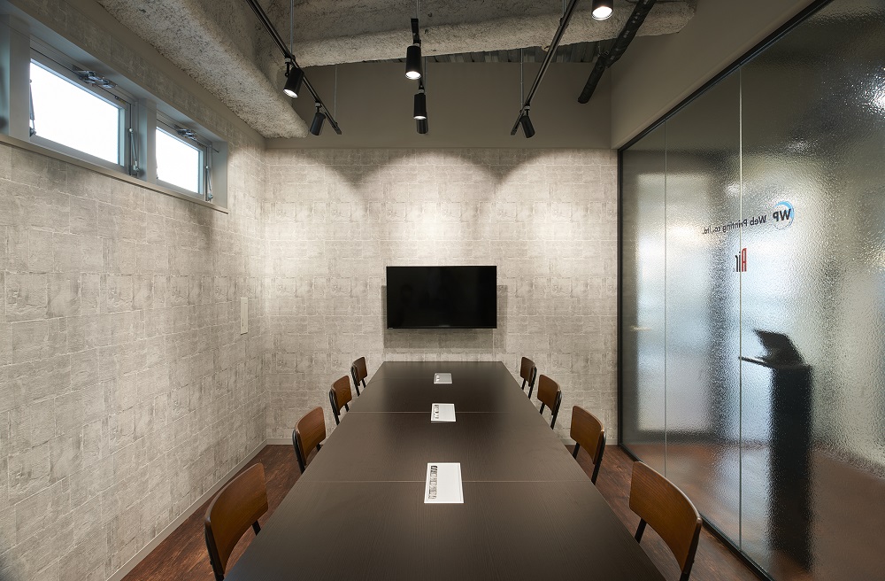 モダンなデザインが印象的な「オフィスコム」を使った会議室