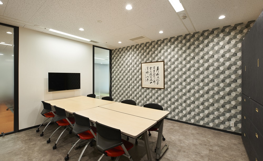 モノクロ×幾何学模様でシンプルかつおしゃれな会議室