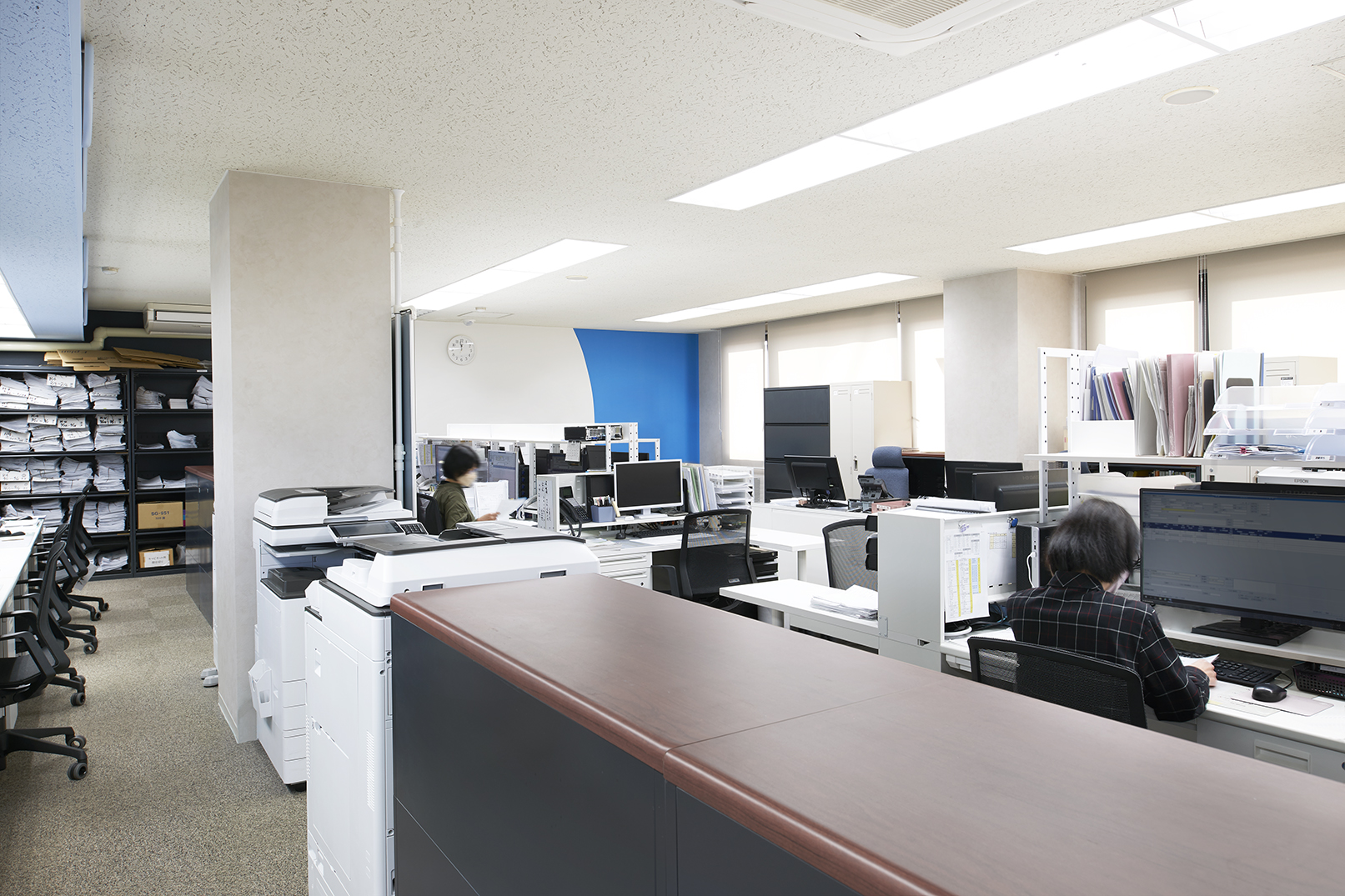 明るく働きやすい空間にリニューアル！ブルーがポイントのオフィスデザイン事例