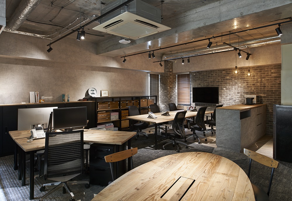 造作家具が味わい深い…ヴィンテージ感のあるカフェ風オフィスデザイン事例