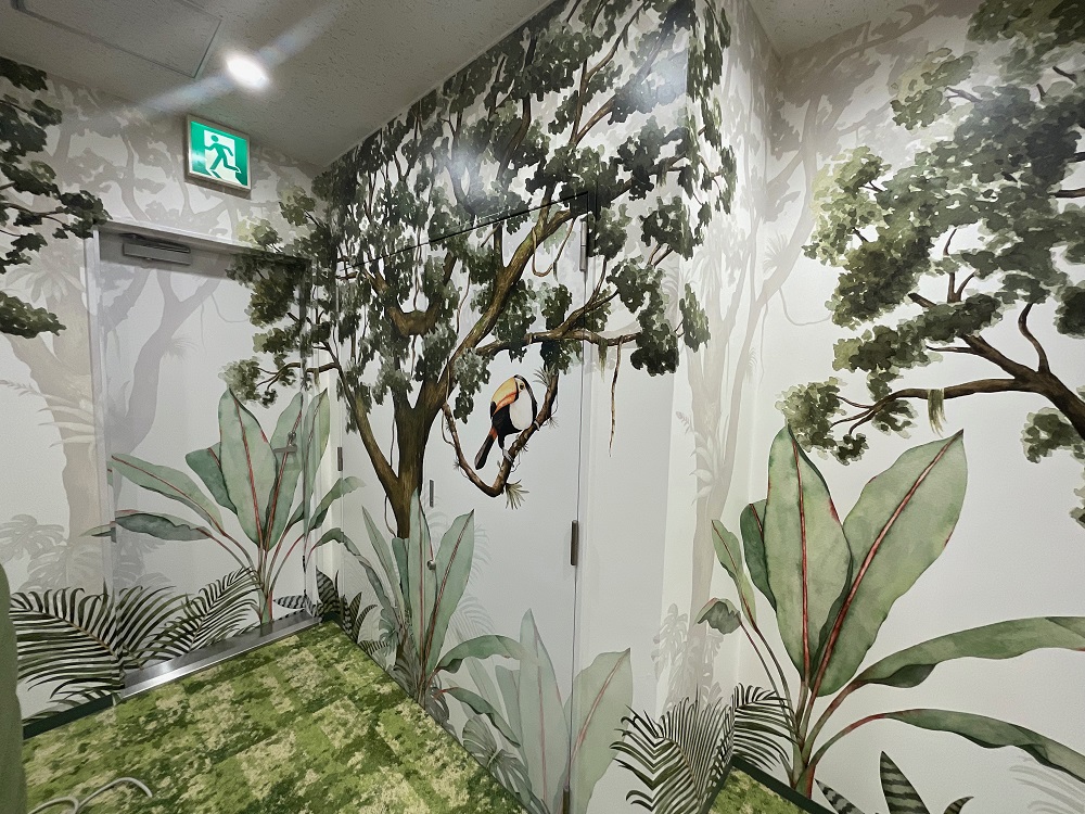 天井まで届く木々と鳥の迫力あるデザイン壁紙