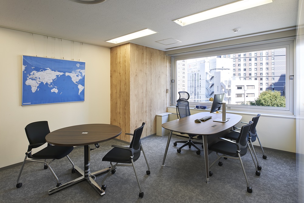 木目のクロスで業務スペースと統一感をもたせた社長室