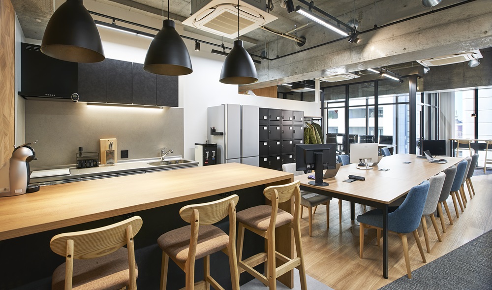 オフィス内にキッチンを増設した、出社したくなるオシャレなオフィスデザイン事例