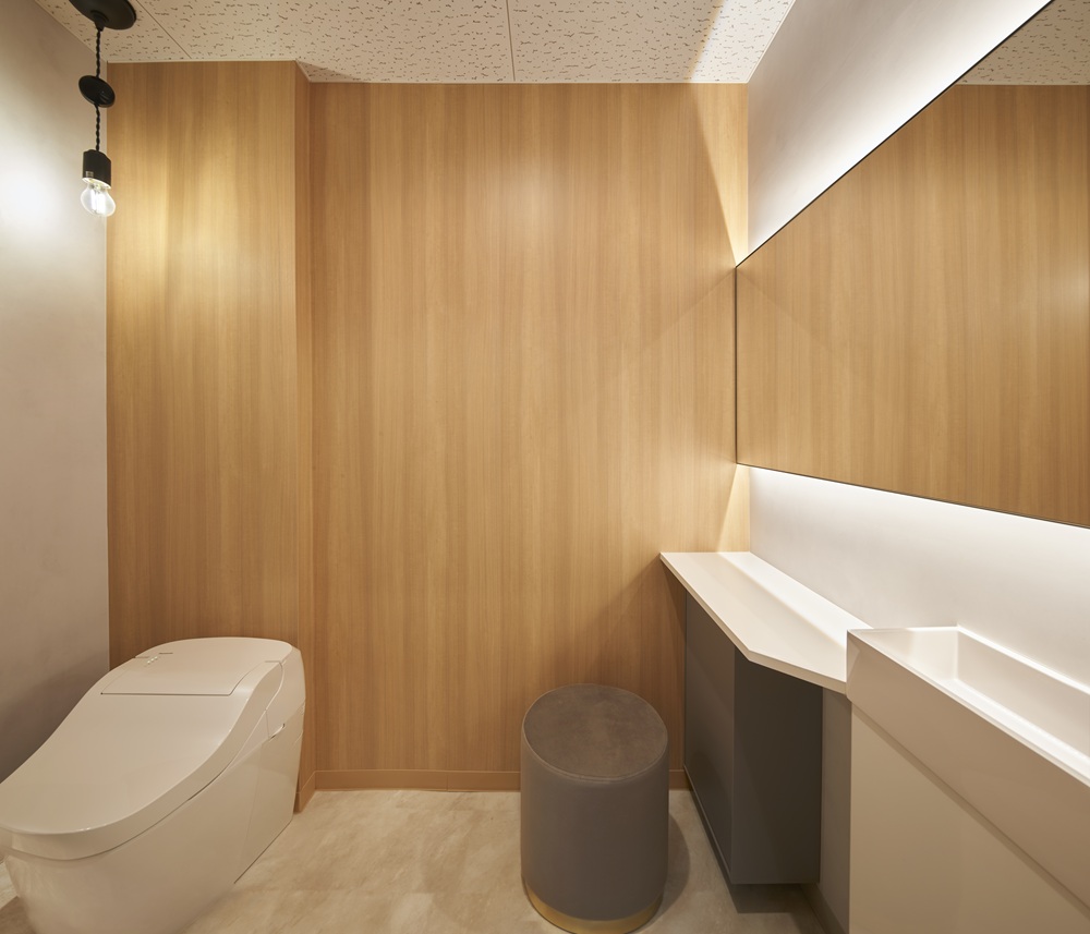保護中: 明るく居心地の良いトイレとエントランス!自社ビルオフィスのリフォーム事例
