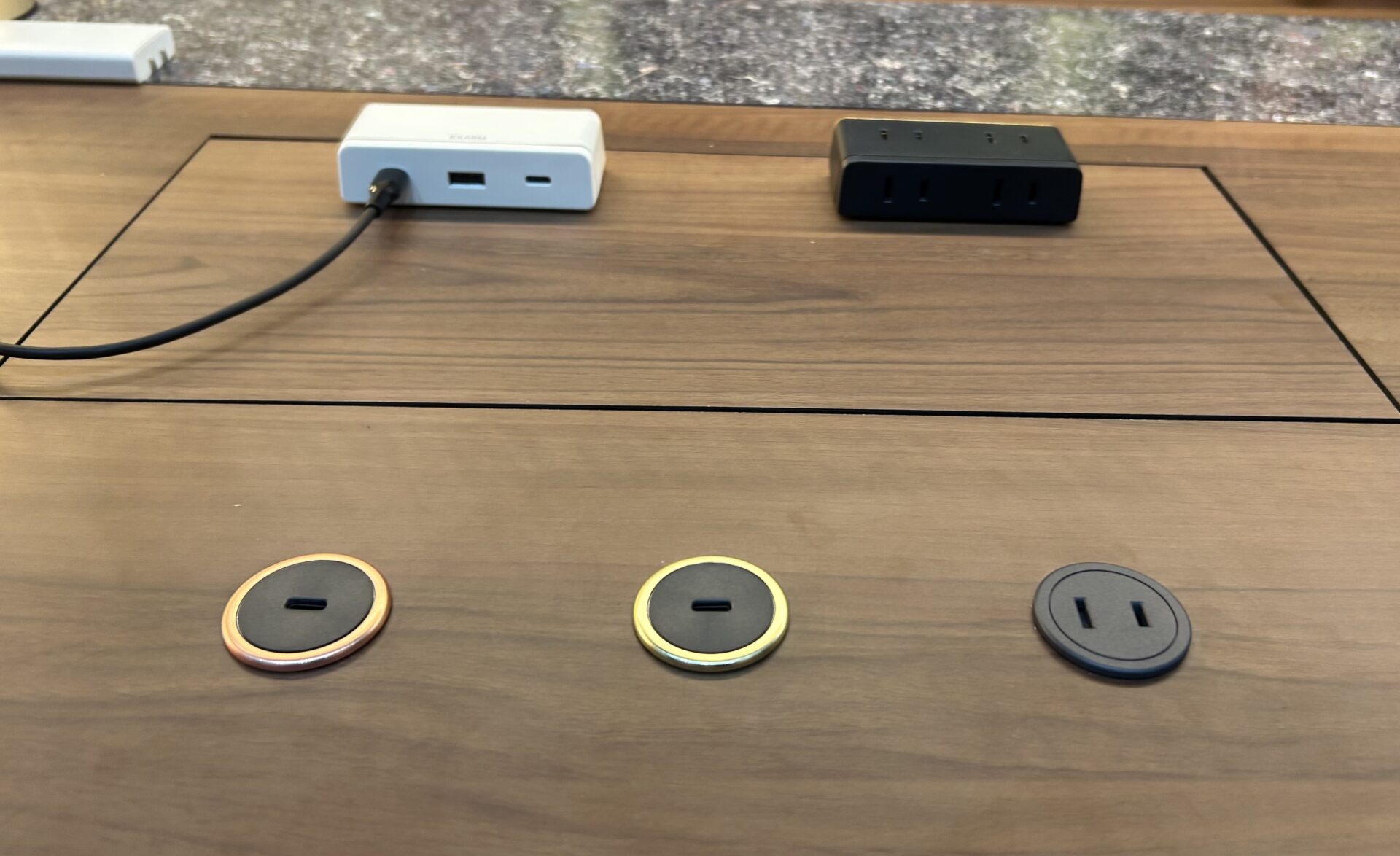 弊社社員の注目アイテム：高出力埋込型USB-Cポート／スワン電器株式会社