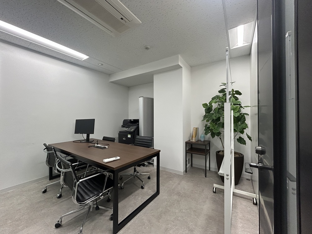 小会社の執務室