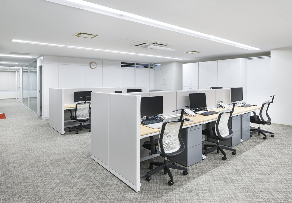 【2階フロア】ゆとりのある落ち着いた執務スペース2692