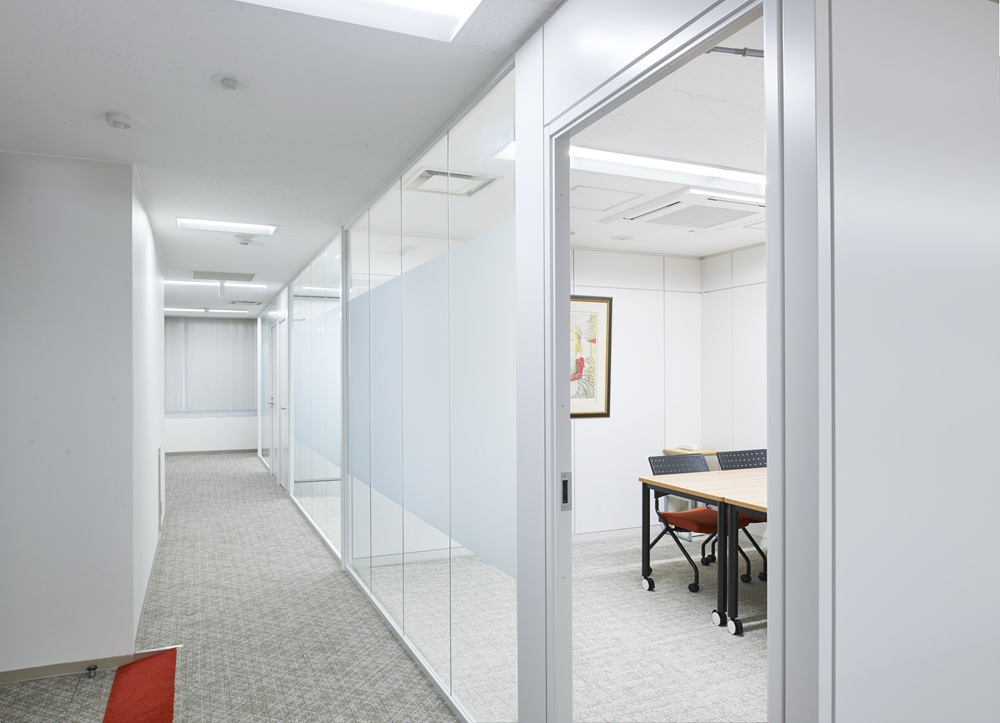 【2階フロア】明るく開放感のある通路2693