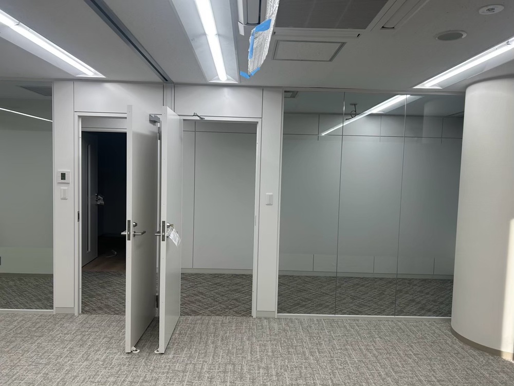 【2階フロア】明るく開放感のある通路2694