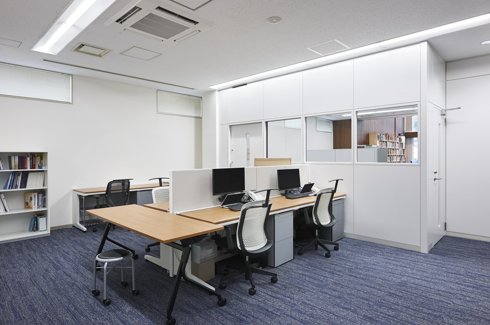 【1階フロア】ストレスの少ない動線を確保した、ゆったり執務スペース2682