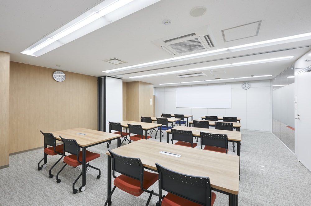 【2階フロア】スライディングウォールで広さが変えられる会議室2684