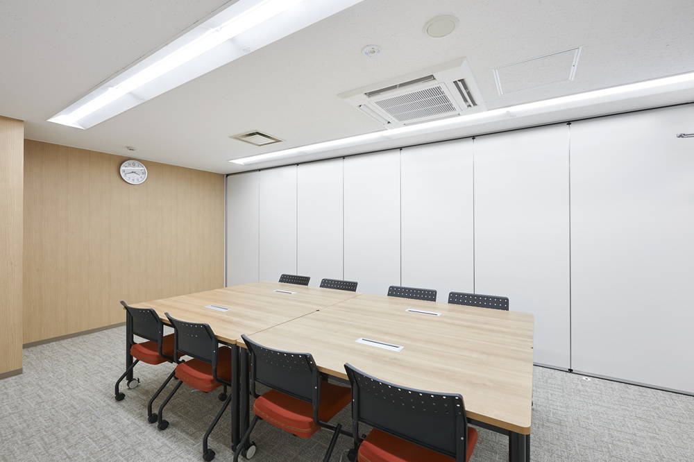 【2階フロア】スライディングウォールで広さが変えられる会議室2686