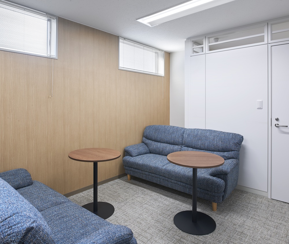 【2階フロア】スライディングウォールで広さが変えられる会議室2687