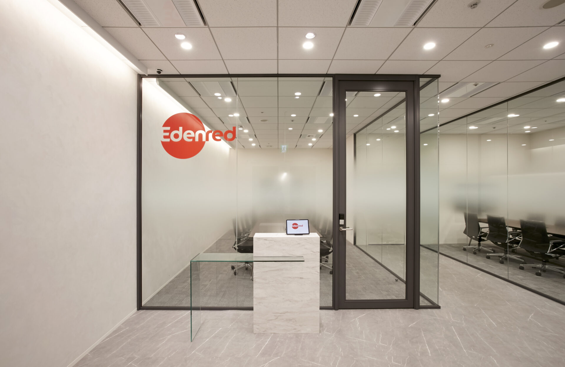 保護中: 高層ビルの眺望を活かした、開放感あふれる外資系企業のオフィスデザイン事例