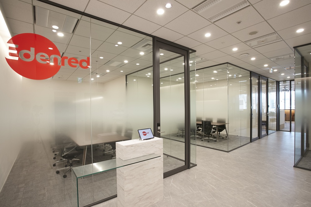 窓からの景観を活かした、洗練されたオフィスデザイン