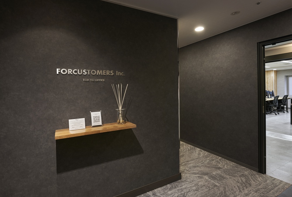 保護中: モノトーンをベースにしたスタイリッシュで洗練されたオフィスデザイン事例