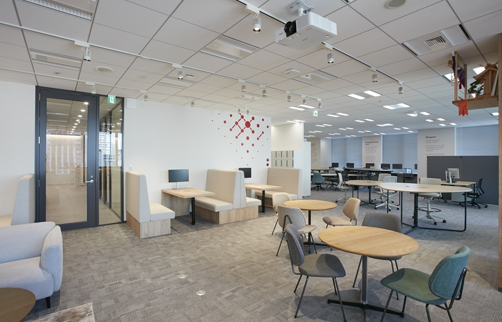 座面下を収納に活用した、造作ファミレスブース2730