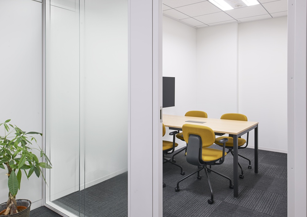 無駄を省いたミニマルな内装、少人数向けのミーティングスペース