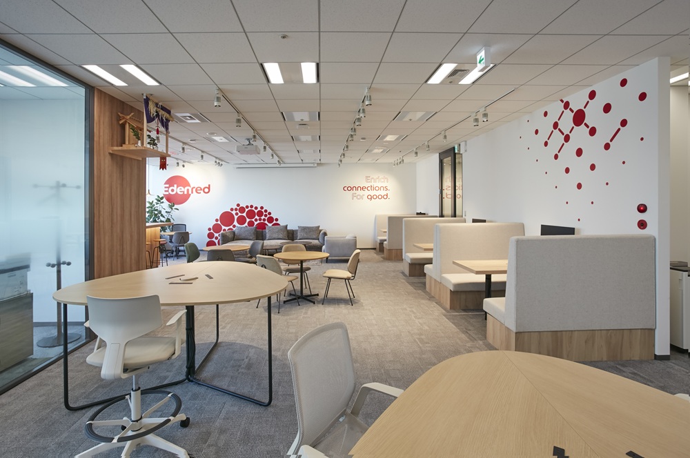 オフィス空間に映える、企業カラーのグラフィックデザイン2731