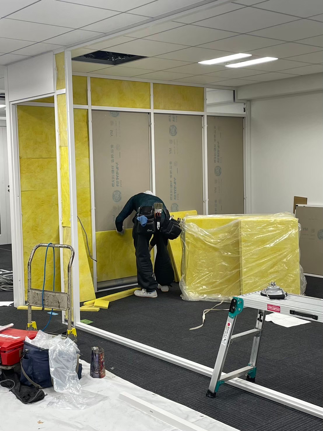 壁の間にグラスウールを入れて防音対策