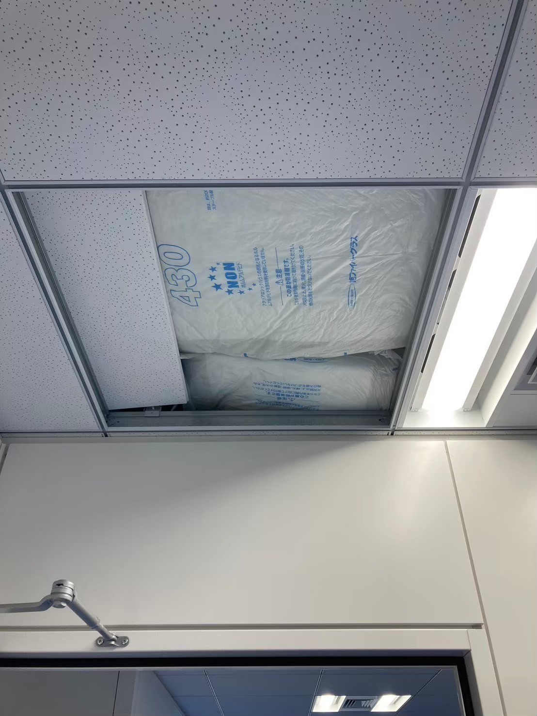 音漏れが発生しやすいシステム天井にもグラスウールを設置