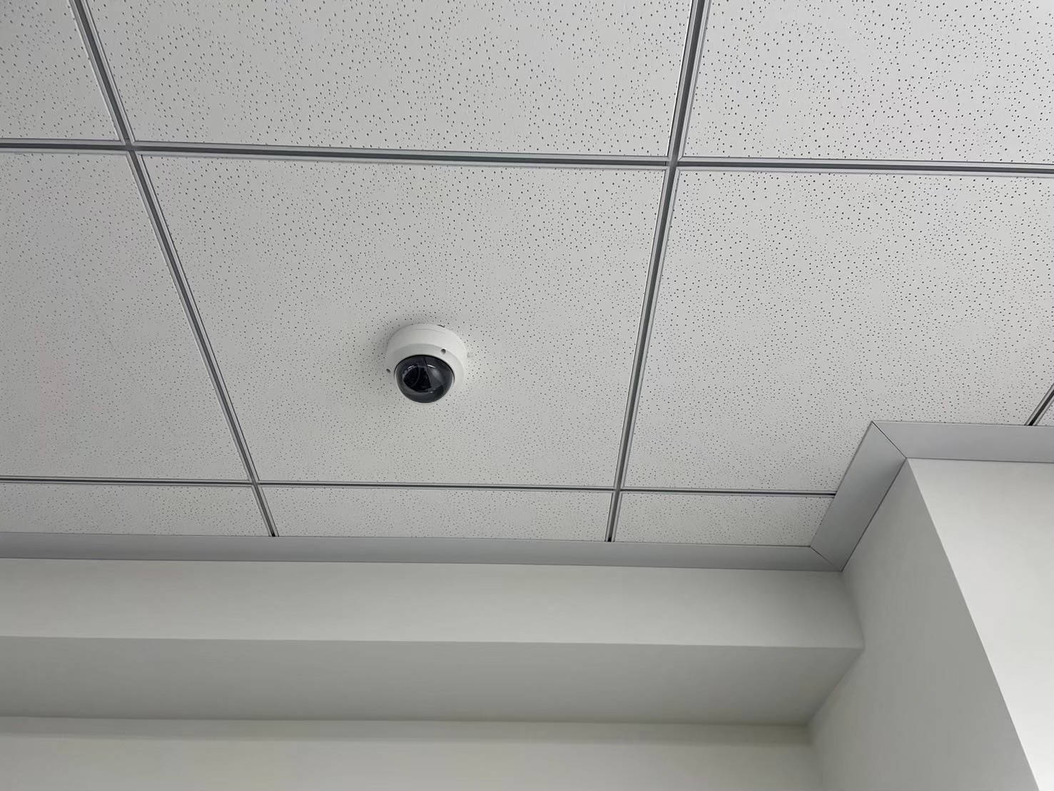オフィス内の天井に設置した防犯カメラ