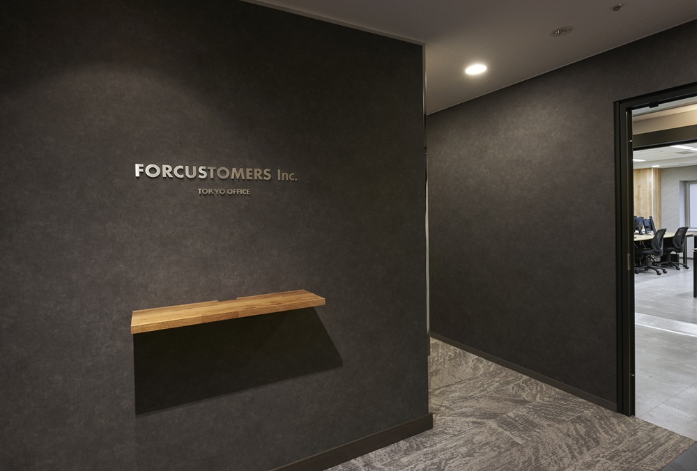 モルタル調のクロスを施したスタイリッシュな内装