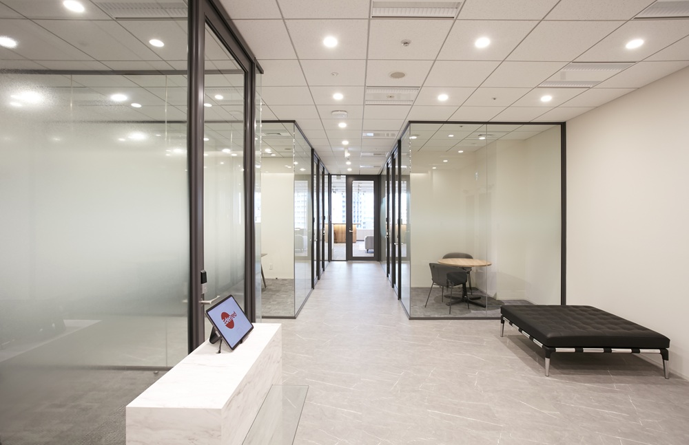 エントランス通路から広がる眺望の抜け感2724