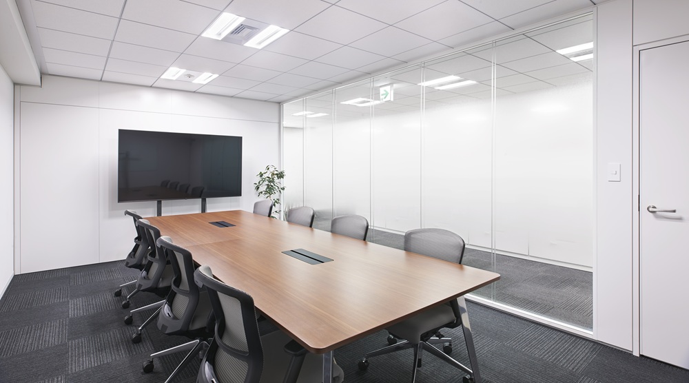 自然光で明るさを演出しつつプライバシーも確保できるミーティングルーム