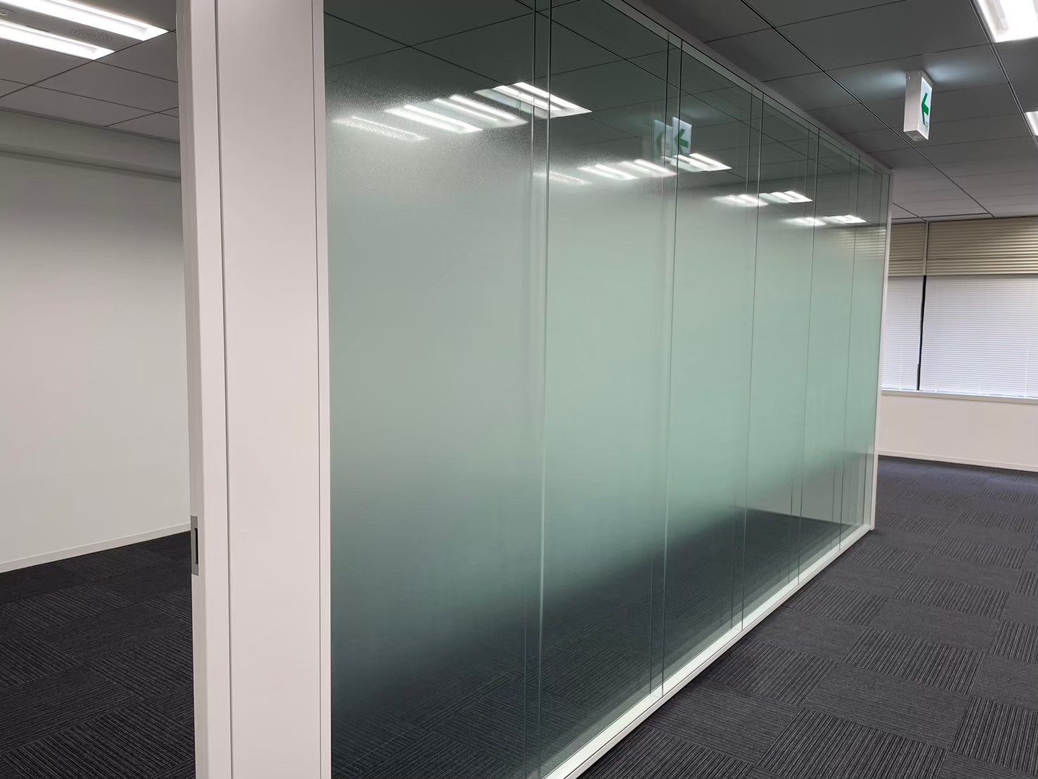 防音性の高いダブルガラス仕様のガラスパーテーション
