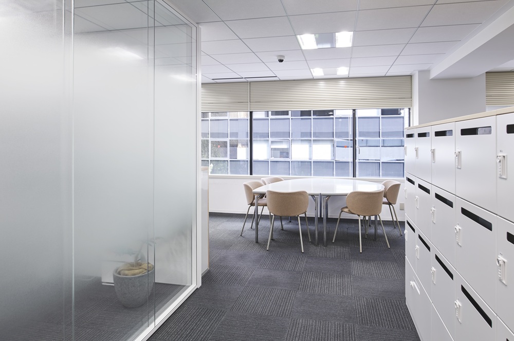 コミュニケーション活性化を促す、シンプルで明るい休憩スペース