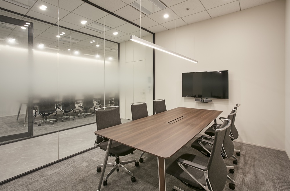 オカムラの家具で揃えた、落ち着きある会議室2726