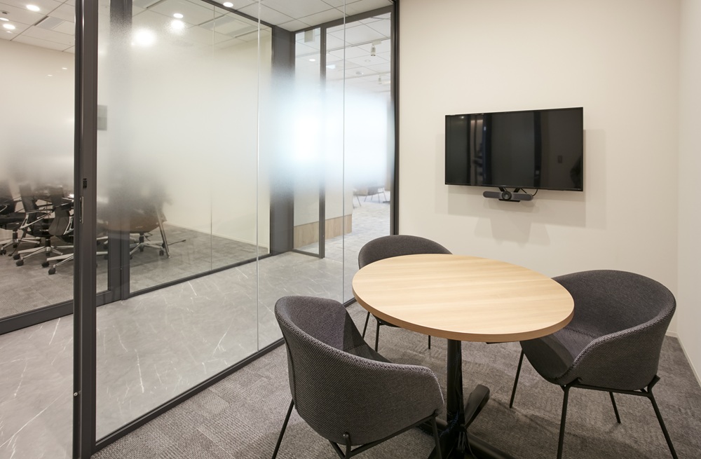 オカムラの家具で揃えた、落ち着きある会議室2727