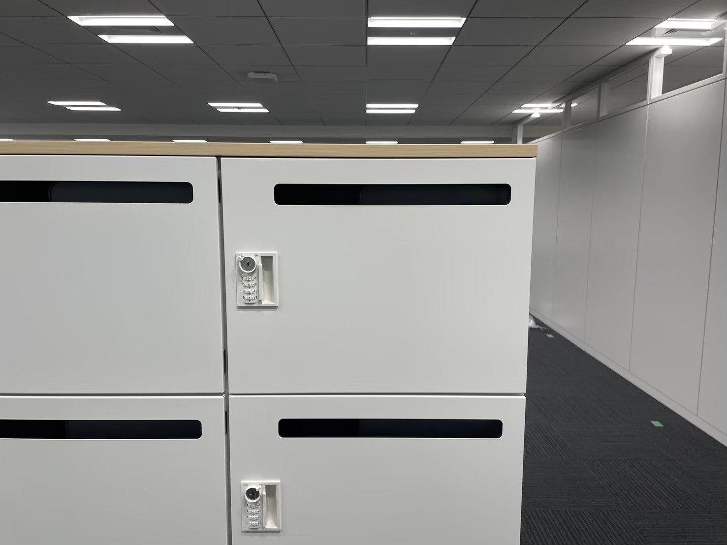 ミニマルな収納設計が魅力の鍵付きロッカー