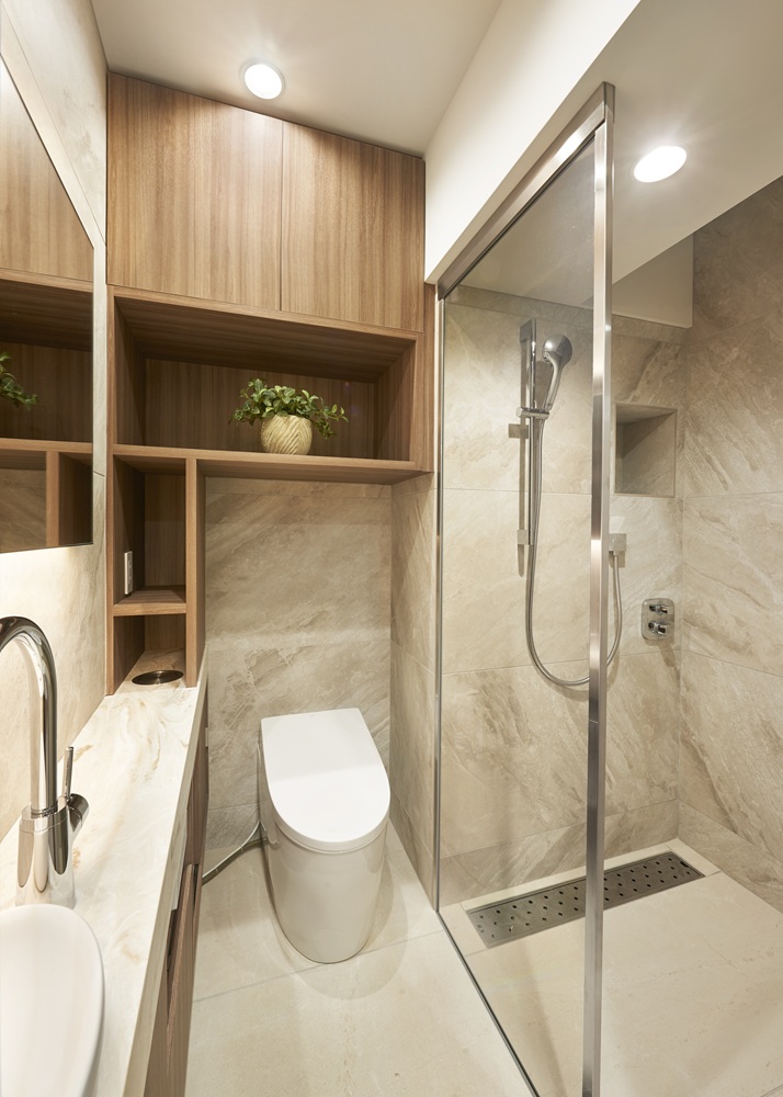 大理石調の内装がホテルライクなバスルーム