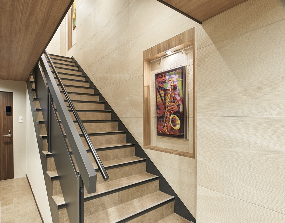 ニッチに飾られた絵画が彩る良質な空間