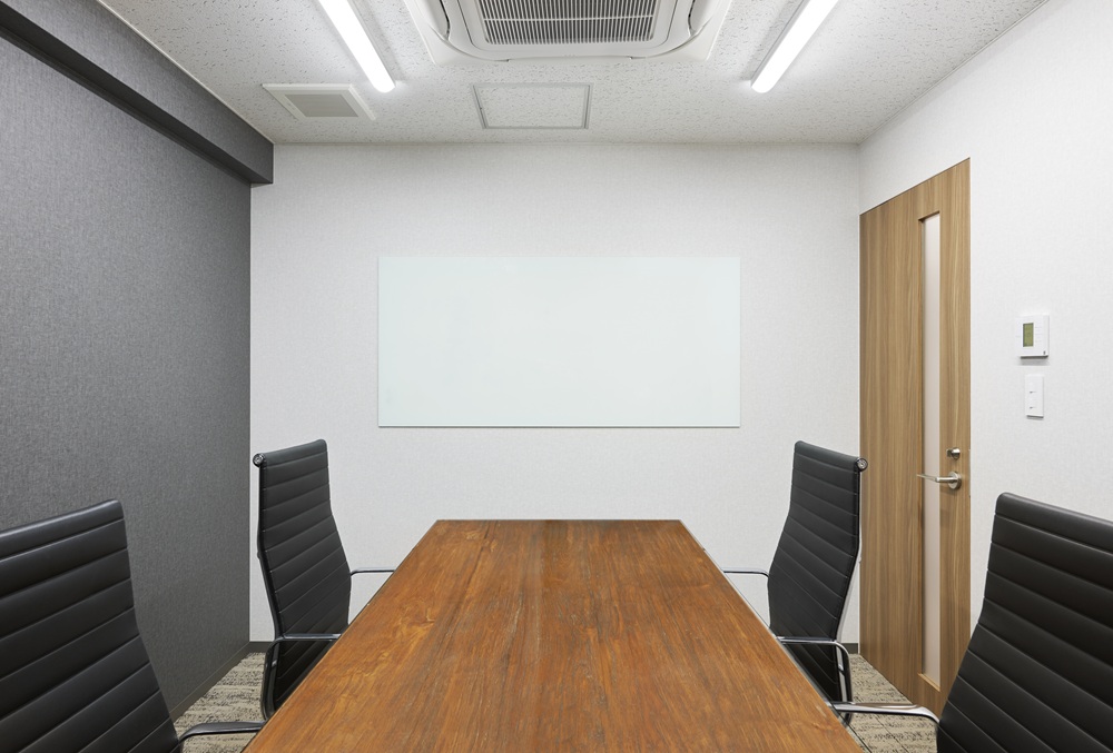 オフホワイトとグレーのクロスを組み合わせたシンプルな内装