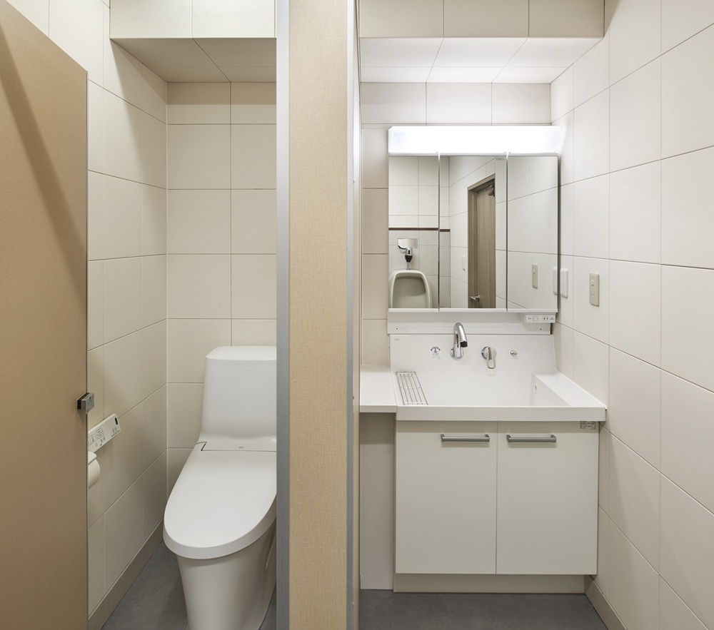 ホワイト×グレーでまとめた、落ち着きのあるサニタリースペース