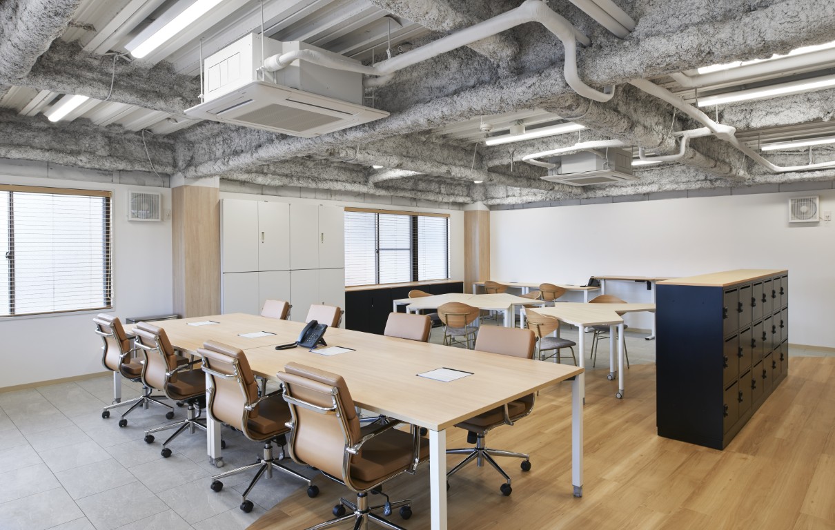 【３階】座席が選べる、フリーアドレスの開放的な執務室